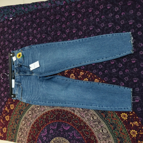 Judy Blue Denim - Judy Blue Sunflower Relaxed Fit Jeans